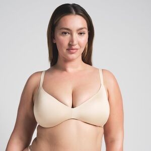 SKIMS Wireless Form Push Up Plunge Bra